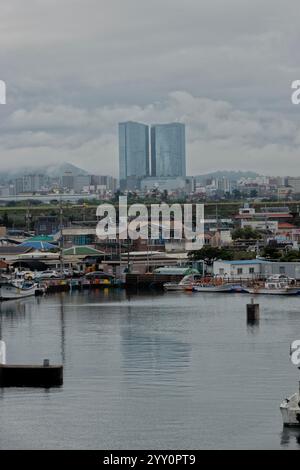 Blick auf den Jeju Dream Tower vom Dodubong Peak, Jeju City, Jeju Island, Südkorea Stockfoto