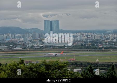 Blick auf den Flughafen Jeju vom Dodubong Peak, Jeju City, Jeju Island, Südkorea Stockfoto