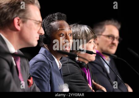 Vorstellung der Kuenstlerischen Leitung der documenta 16 Uhr Mittwoch 18.12.2024 in Kassel. Foto v.l.: Oberbuergermeister Sven Schoeller, Aufsichtsratsvorsitzende der documenta und Museum Fridericianum gGmbH Naomi Beckwith Mami Kataoka, Vertreterin der Findungskommission Yilmaz Dziewior, Vertreter der Findungskommission Naomi Beckwith ist Kuenstlerische Leiterin der Weltkunstausstellung documenta 16 in Kassel 12. Juni bis 19. September 2027. Beckwith sei von der internationalen sechskoepfigen Findungskommission ausgewaehlt worden, verkuendete der Geschaeftsführer der documenta und Museum Fride Stockfoto