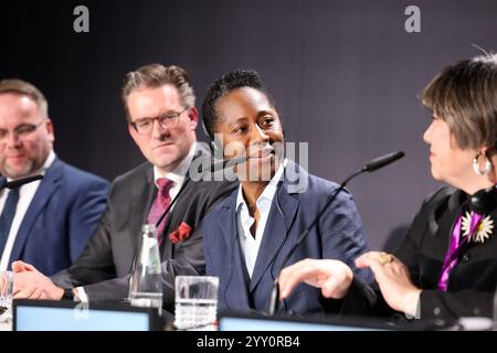 Vorstellung der Kuenstlerischen Leitung der documenta 16 Uhr Mittwoch 18.12.2024 in Kassel. Foto v.l.: Timon Gremmels, der stellvertretende Aufsichtsratsvorsitzende und Hessischer Staatsminister für Wissenschaft und Forschung, Kunst und Kultur Oberbuergermeister Sven Schoeller, Aufsichtsratsvorsitzende der documenta und Museum Fridericianum gGmbH Naomi Beckwith Mami Kataoka, Vertreterin der Findungskommission Naomi Beckwith ist kuenstlerische Leiterin der Weltkunstausstellung documenta 16 in Kassel 12. Juni bis 19. September 2027. Beckwith sei von der internationalen sechskoepfigen Findungskom Stockfoto