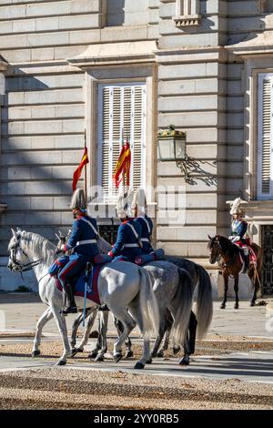 Zeremonie zum Wechsel der Königlichen Garde im Königlichen Palast von Madrid (Palacio Real) Madrid, Spanien Stockfoto