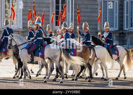 Zeremonie zum Wechsel der Königlichen Garde im Königlichen Palast von Madrid (Palacio Real) Madrid, Spanien Stockfoto