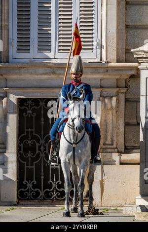 Zeremonie zum Wechsel der Königlichen Garde im Königlichen Palast von Madrid (Palacio Real) Madrid, Spanien Stockfoto