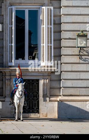 Zeremonie zum Wechsel der Königlichen Garde im Königlichen Palast von Madrid (Palacio Real) Madrid, Spanien Stockfoto