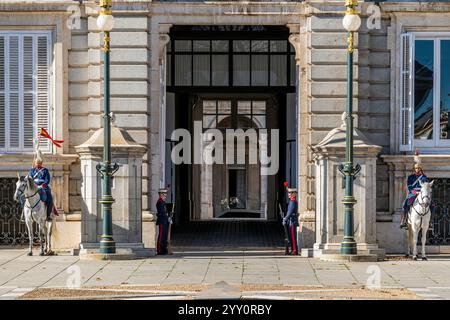 Zeremonie zum Wechsel der Königlichen Garde im Königlichen Palast von Madrid (Palacio Real) Madrid, Spanien Stockfoto