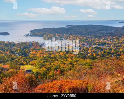 Ein Blick aus der Vogelperspektive über die kleine Stadt Camden, eingerahmt von farbenfrohen Herbstfarben Camden, Maine, New England, USA Stockfoto