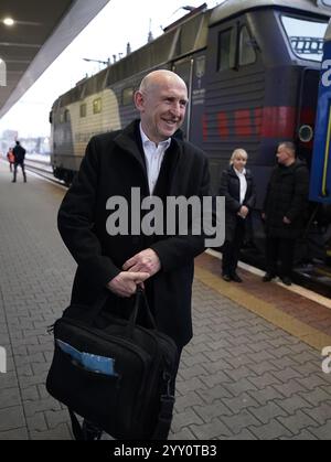 Verteidigungsminister John Healey kommt während eines Besuchs in der Ukraine an einem Bahnhof in Kiew an. Bilddatum: Mittwoch, 18. Dezember 2024. Stockfoto