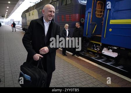 Verteidigungsminister John Healey kommt während eines Besuchs in der Ukraine an einem Bahnhof in Kiew an. Bilddatum: Mittwoch, 18. Dezember 2024. Stockfoto