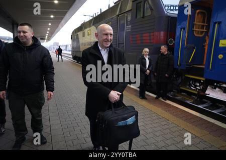 Verteidigungsminister John Healey kommt während eines Besuchs in der Ukraine an einem Bahnhof in Kiew an. Bilddatum: Mittwoch, 18. Dezember 2024. Stockfoto