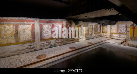 Brescia, Italien. Fresko- und Mosaikdekoration des republikanischen Heiligtums im Archäologischen Park von Brescia in Brixia Stockfoto