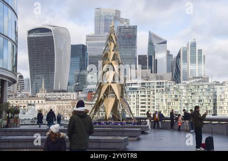 London, Großbritannien. Dezember 2024. Allgemeine Ansicht der Skyline der Stadt London und einer Weihnachtsbauminstallation, wie Berichten zufolge die britische Inflation auf ein achtmonatiges hoch gestiegen ist, was zu Spekulationen führt, dass die Bank of England die Zinssätze unverändert halten wird. Quelle: SOPA Images Limited/Alamy Live News Stockfoto