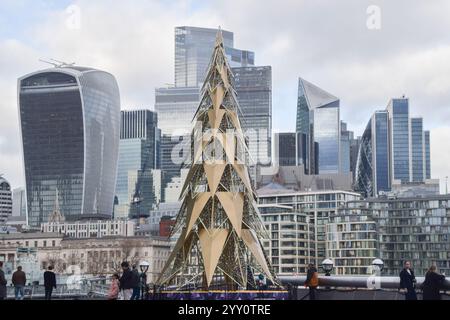 London, Großbritannien. Dezember 2024. Allgemeine Ansicht der Skyline der Stadt London und einer Weihnachtsbauminstallation, wie Berichten zufolge die britische Inflation auf ein achtmonatiges hoch gestiegen ist, was zu Spekulationen führt, dass die Bank of England die Zinssätze unverändert halten wird. Quelle: SOPA Images Limited/Alamy Live News Stockfoto