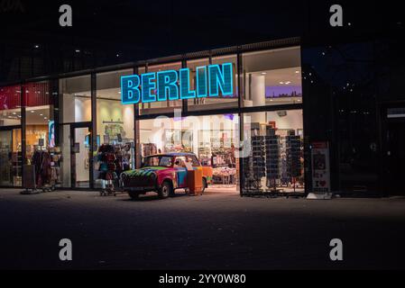 Souvenirladen in Berlin, Deutschland, voller Erinnerungsstücke, Schmuckstücke und ikonischer Andenken für Besucher Stockfoto