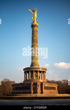 Die Goldene Siegessäule in Berlin, ein historisches Denkmal mit einer vergoldeten Statue, die Frieden und Sieg symbolisiert Stockfoto