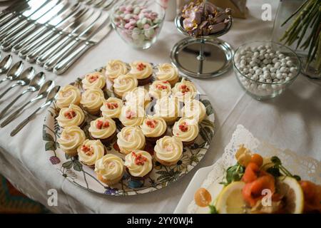 Catering Buffet mit Cupcakes und anderen Speisen auf dem Tisch. Schokoriegel für Hochzeiten. Stockfoto
