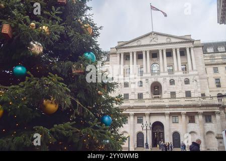 London, Großbritannien. Dezember 2024. Die allgemeine Ansicht der Bank of England und ein Weihnachtsbaum, wie Berichte zeigen, dass die britische Inflation auf ein achtmonatiges hoch gestiegen ist, was zu Spekulationen führt, dass die BOE die Zinssätze unverändert halten wird. (Foto: Vuk Valcic/SOPA Images/SIPA USA) Credit: SIPA USA/Alamy Live News Stockfoto