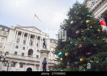 London, Großbritannien. Dezember 2024. Die allgemeine Ansicht der Bank of England und ein Weihnachtsbaum, wie Berichte zeigen, dass die britische Inflation auf ein achtmonatiges hoch gestiegen ist, was zu Spekulationen führt, dass die BOE die Zinssätze unverändert halten wird. (Foto: Vuk Valcic/SOPA Images/SIPA USA) Credit: SIPA USA/Alamy Live News Stockfoto