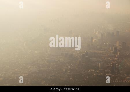 Bangkok Stadt Vogelperspektive aus einem Flugzeug aufgenommen, dass Flug in einem Morgen mit wärmenden Farbe des Sonnenaufgangs und etwas Schatten von Wolken Foto kann einige n hatte Stockfoto