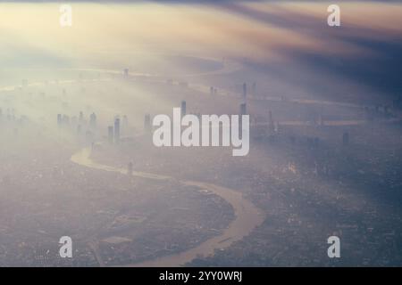 Bangkok Stadt Vogelperspektive aus einem Flugzeug aufgenommen, dass Flug in einem Morgen mit wärmenden Farbe des Sonnenaufgangs und etwas Schatten von Wolken Foto kann einige n hatte Stockfoto