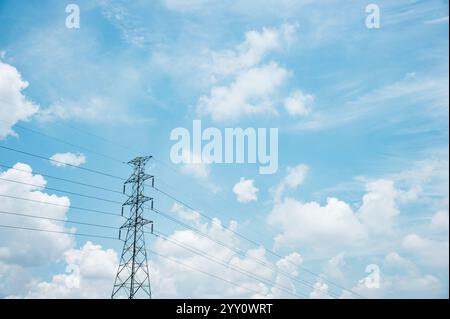 Ein großer elektrischer Pfosten mit bewölktem Himmel Stockfoto