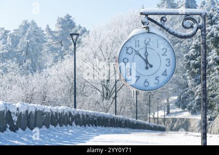 Vintage Straßenuhr im Winter. Neujahrszeit... Stockfoto