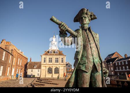 King's Lynn, England. Denkmal für Captain George Vancouver, Offizier und Entdecker der britischen Royal Navy, vor dem Custom House Stockfoto