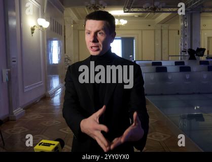 KIEW, UKRAINE - 18. DEZEMBER 2024 - die MOP der Europäischen Solidarität Oleksii Honcharenko spricht während eines Briefings in der Werchowna Rada, Kiew, Hauptstadt der Ukraine, vor der Presse. Stockfoto