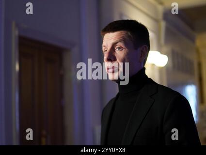 KIEW, UKRAINE - 18. DEZEMBER 2024 - die MOP der Europäischen Solidarität Oleksii Honcharenko spricht während eines Briefings in der Werchowna Rada, Kiew, Hauptstadt der Ukraine, vor der Presse. Stockfoto