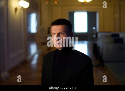 KIEW, UKRAINE - 18. DEZEMBER 2024 - die MOP der Europäischen Solidarität Oleksii Honcharenko spricht während eines Briefings in der Werchowna Rada, Kiew, Hauptstadt der Ukraine, vor der Presse. Stockfoto