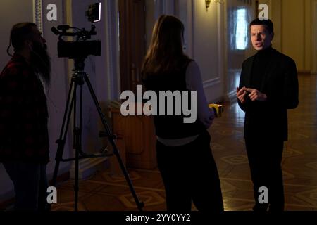 KIEW, UKRAINE - 18. DEZEMBER 2024 - die MOP der Europäischen Solidarität Oleksii Honcharenko spricht während eines Briefings in der Werchowna Rada, Kiew, Hauptstadt der Ukraine, vor der Presse. Stockfoto