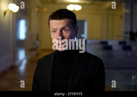 KIEW, UKRAINE - 18. DEZEMBER 2024 - die MOP der Europäischen Solidarität Oleksii Honcharenko spricht während eines Briefings in der Werchowna Rada, Kiew, Hauptstadt der Ukraine, vor der Presse. Stockfoto