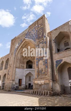 Äußere von Abdulaziz Khan Madrasah, einer alten Madrassah in Buchara, Usbekistan. Sie wurde 1652-1654 erbaut Stockfoto