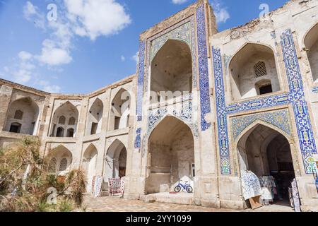 Der Innenhof der Abdulaziz-Khan Madrasah ist eine antike Madrassah in Buchara, Usbekistan Stockfoto