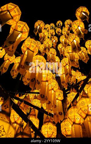 Helle und lebendige Lanna-Laternen im Stil von Nordthailand Stockfoto