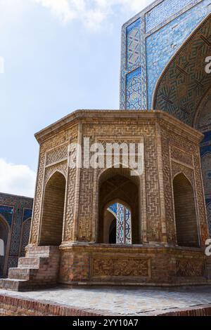 Innenhof der Kalyan-Moschee, Teil des Po-i-Kalyan-Komplexes in Buchara, Usbekistan. Sie wird Sheikh Abdullah Yamani aus dem Jemen zugeschrieben Stockfoto