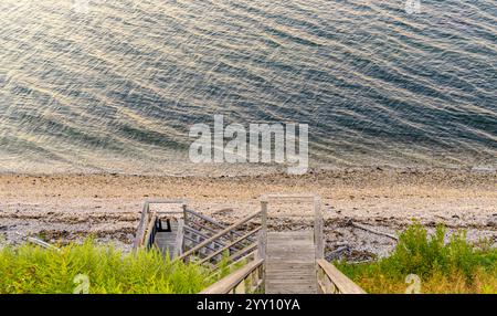 Blick auf eine Treppe, die zu einem North Fork Beach führt Stockfoto