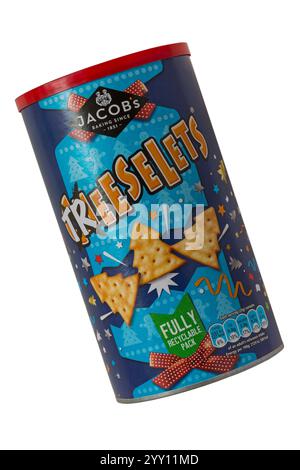 Wanne von Jacobs Käseelets Baumkronen isoliert auf weißem Hintergrund - Käsegeschmack Snack Kekse für Weihnachten festliche Weihnachten Stockfoto