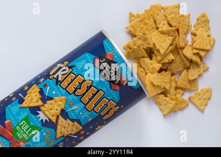 Tub of Jacobs Cheeselets Treeselets geöffnet mit Inhalt verschüttetes Set auf weißem Hintergrund - Käsegeschmack Snack Biscuits für Weihnachten festlich Stockfoto