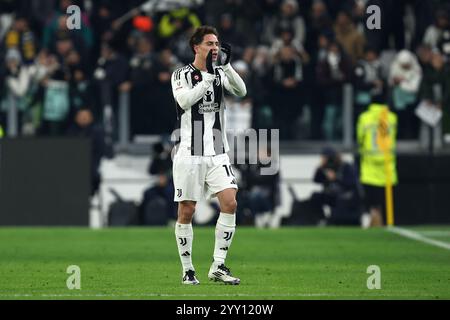 Turin, Italien. Dezember 2024. Kenan Yildiz von Juventus FC begrüßt die Fans beim Achtelfinale der Coppa Italia zwischen Juventus FC und Cagliari Calcio am 17. Dezember 2024 im Allianz Stadium in Turin. Quelle: Marco Canoniero/Alamy Live News Stockfoto