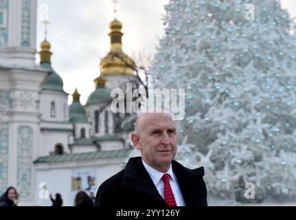 KIEW, UKRAINE - 18. DEZEMBER 2024 - der Verteidigungsminister des Vereinigten Königreichs John Healey gibt ein Interview mit einem ukrinformischen Korrespondenten auf dem Sofiiska-Platz in Kiew, Hauptstadt der Ukraine. Stockfoto