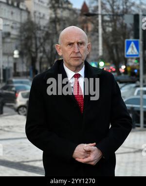 KIEW, UKRAINE - 18. DEZEMBER 2024 - der Verteidigungsminister des Vereinigten Königreichs John Healey gibt ein Interview mit einem ukrinformischen Korrespondenten auf dem Sofiiska-Platz in Kiew, Hauptstadt der Ukraine. Stockfoto