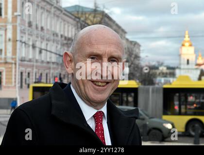 KIEW, UKRAINE - 18. DEZEMBER 2024 - der Verteidigungsminister des Vereinigten Königreichs John Healey gibt ein Interview mit einem ukrinformischen Korrespondenten auf dem Sofiiska-Platz in Kiew, Hauptstadt der Ukraine. Stockfoto