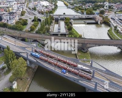 Belastungstest an der Neckarbrücke, Luftaufnahme. Aufgrund der ungewöhnlichen Konstruktion sind Maßprüfungen vor der Brücke für Züge obligatorisch. T Stockfoto