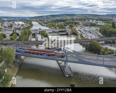 Belastungstest an der Neckarbrücke, Luftaufnahme. Aufgrund der ungewöhnlichen Konstruktion sind Maßprüfungen vor der Brücke für Züge obligatorisch. T Stockfoto