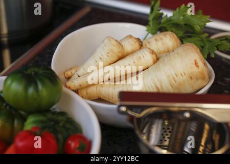 Schwäbische Küche, rohe Petersilienwurzel für die Zubereitung von Petersilienwurzel und Kartoffelpüree für saure Nieren, Großmutterküche, regional, Zutat Stockfoto
