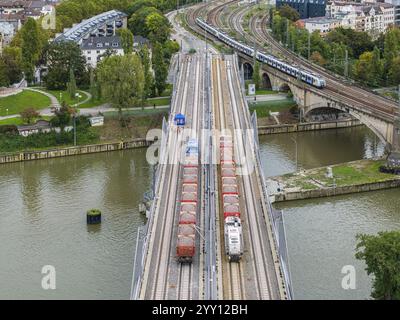 Belastungstest an der Neckarbrücke, Luftaufnahme. Aufgrund der ungewöhnlichen Konstruktion sind Maßprüfungen vor der Brücke für Züge obligatorisch. T Stockfoto