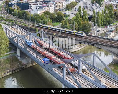 Belastungstest an der Neckarbrücke, Luftaufnahme. Aufgrund der ungewöhnlichen Konstruktion sind Maßprüfungen vor der Brücke für Züge obligatorisch. T Stockfoto