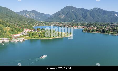 Fähre auf dem See, Blick auf Rottach-Egern und Wallberg, Tegernsee, Luftansicht, Tegernsee, Bayern, Deutschland, Europa Stockfoto