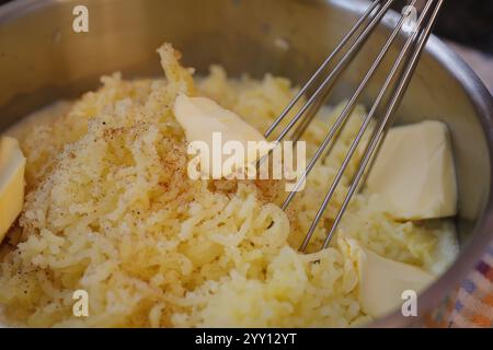 Schwäbische Küche, Zubereitung von Petersilienwurzel und Kartoffelpüree, Kartoffelpüree mit sauren Nieren, Kartoffelpüree im Topf, Butterstücke, Stockfoto