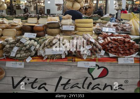 Italienisches Käse- und Wurstangebot während der Italienwochen in Nürnberg, Mittelfranken, Bayern, Deutschland, Europa Stockfoto